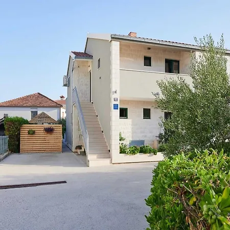 Vujina - Premium With Terrace 1 Petra * Kaštela